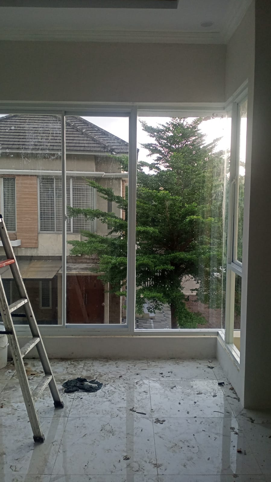 Pemasangan kusen di perum rafles