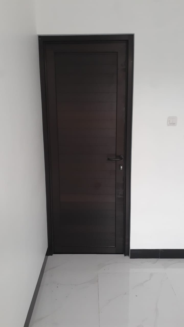 Alhmdullah pemsangan pintu rumh pk andi sdah selesai